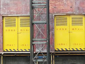 施工电梯安全防护门工程案例